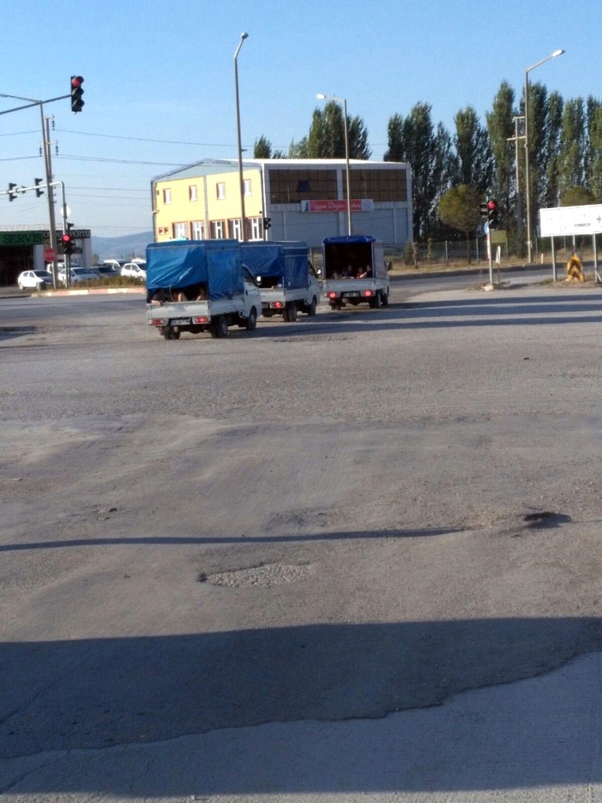 Kamyonetler Trafik Kurallarını Hiçe Saydı
