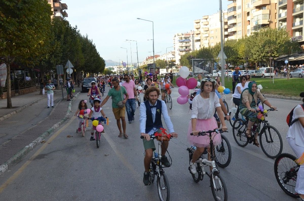 Süslü Kadınlar\' Bursa\'da Caddeleri Çiçeğe Çevirdi