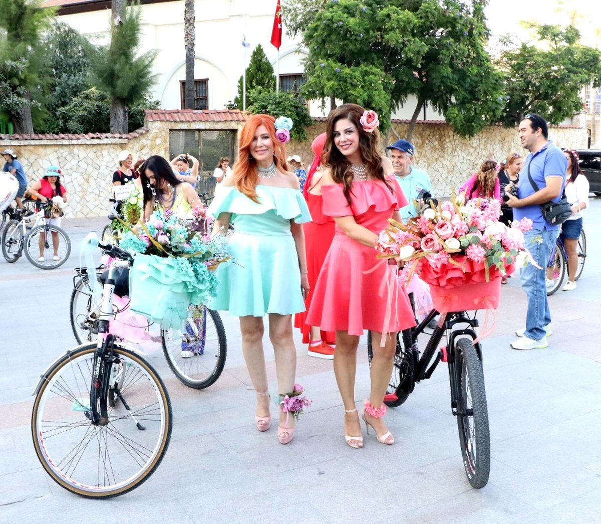 Süslü Kadınlar Caddeleri Çiçeğe Çevirdi