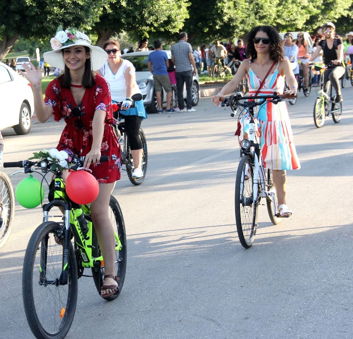 Süslü Kadınlar "Egzoz Kokusuna Karşı Parfüm Kokusu" Sloganıyla Pedal Çevirdi
