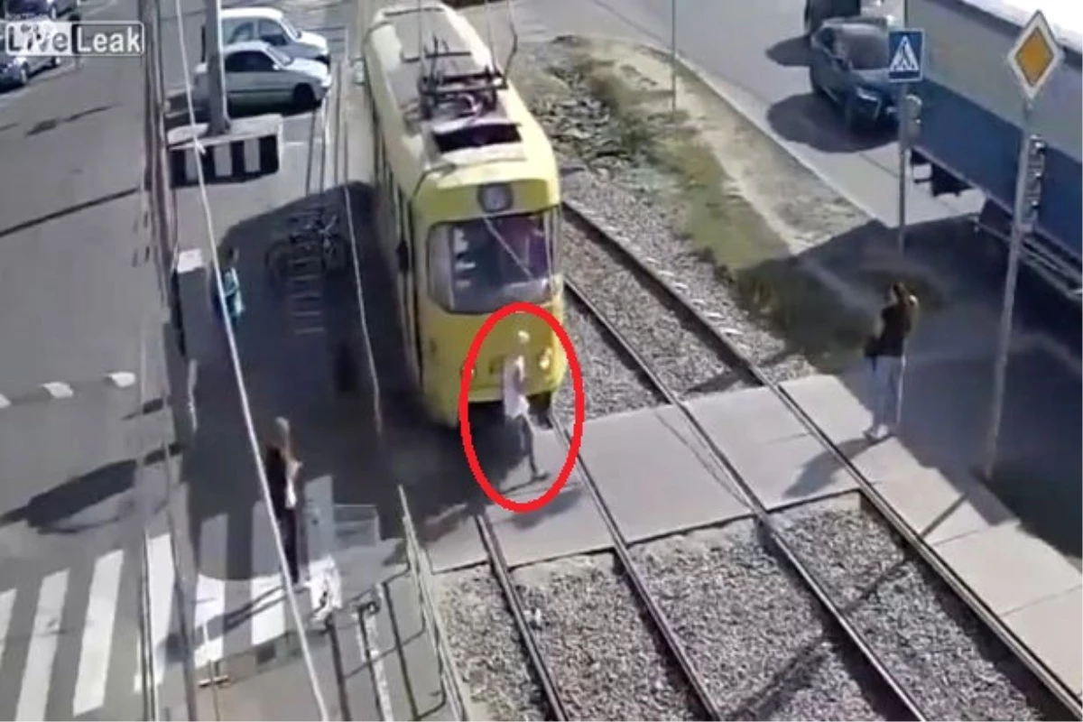 Telefonuna Bakarak Yolun Karşısına Geçen Kadın, Tramvayın Altında Kaldı