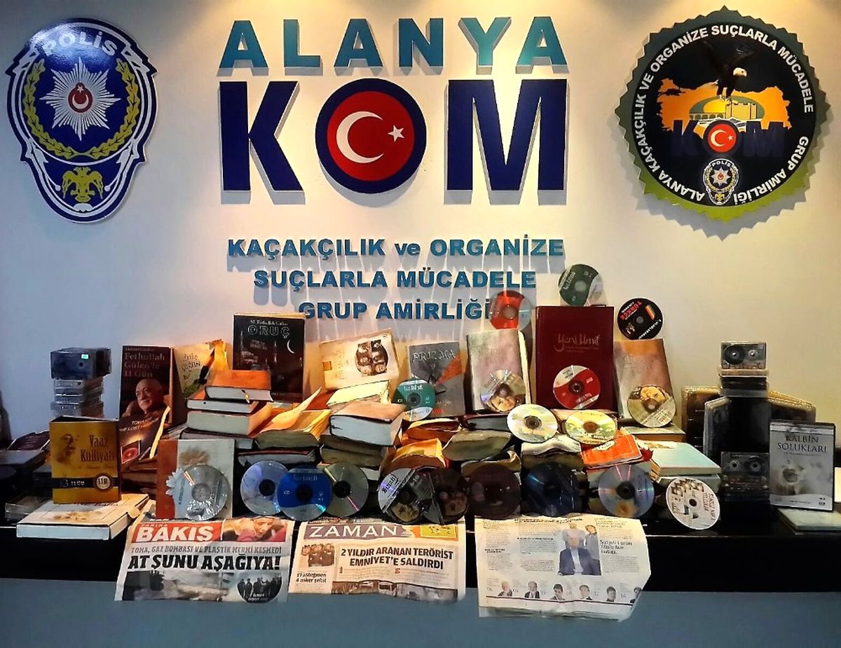 Terör Örgütü Elebaşı Gülen\'e Ait Çok Sayıda Kitap, Cd ve Kaset Bulundu
