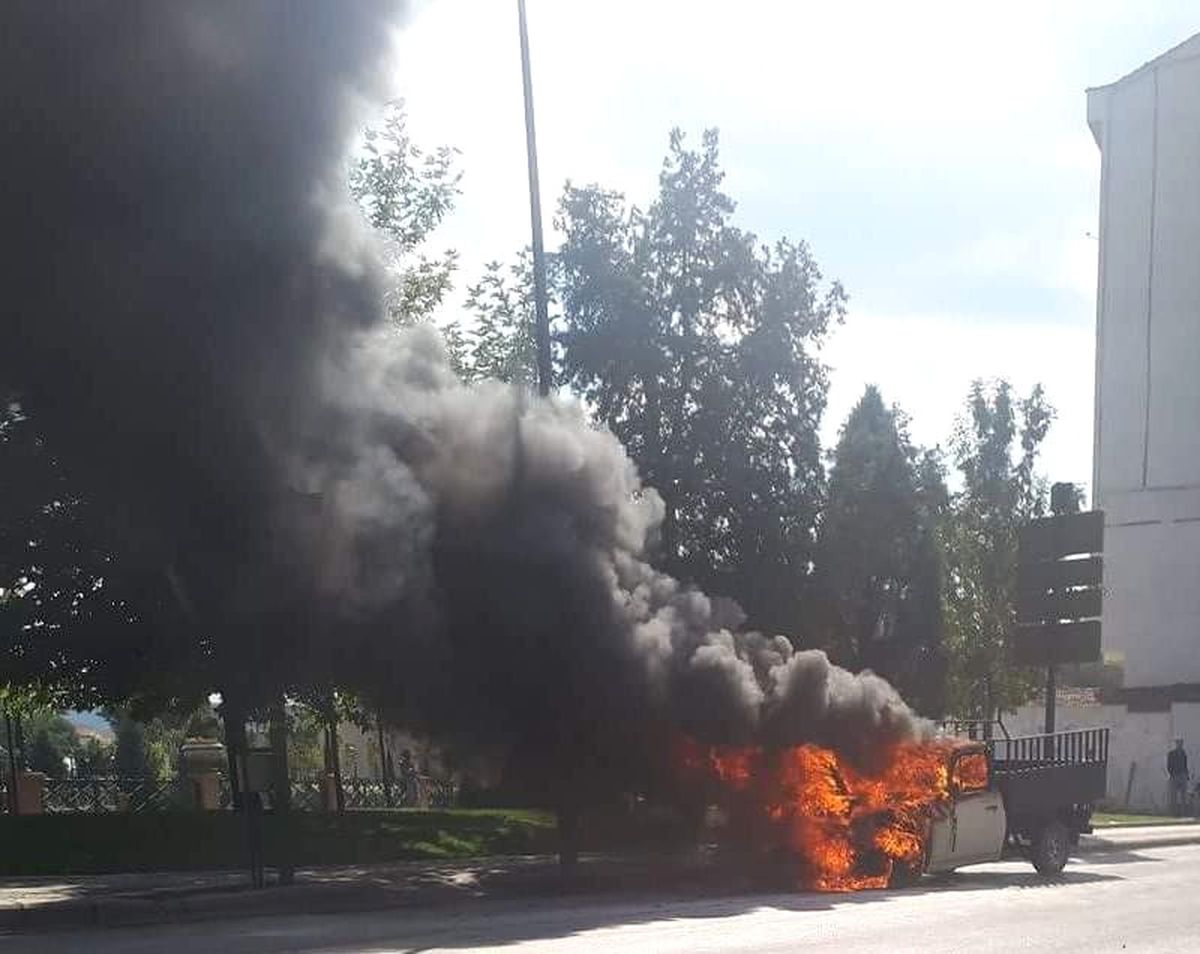 Trafikte Seyreden Araç Alev Alev Yandı