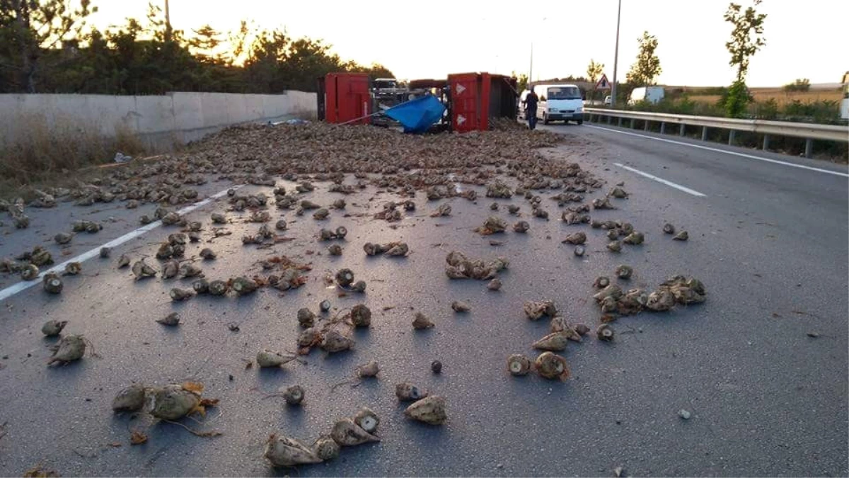 Traktör Devrildi, Yolu Pancarlar Kapladı