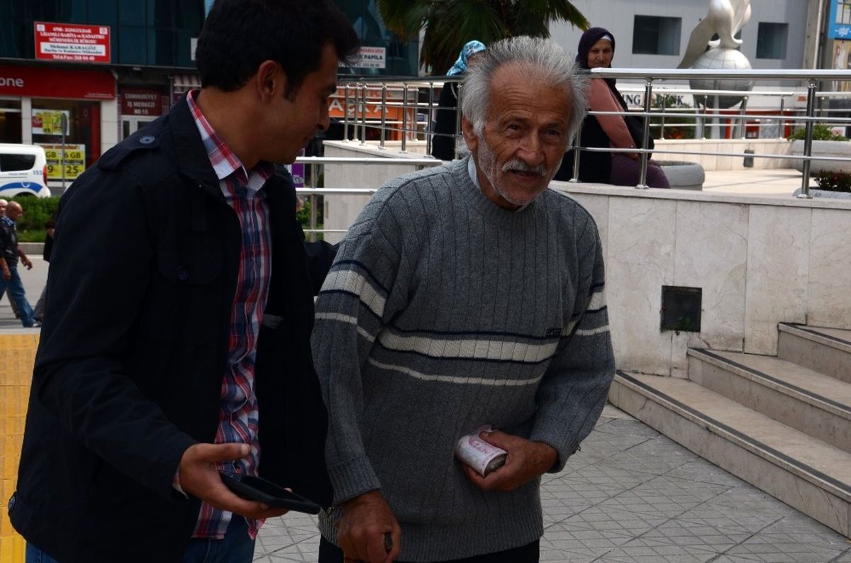 Yaşlı Adam Bir Tomar Parayla Gezince Polisi Alarma Geçirdi
