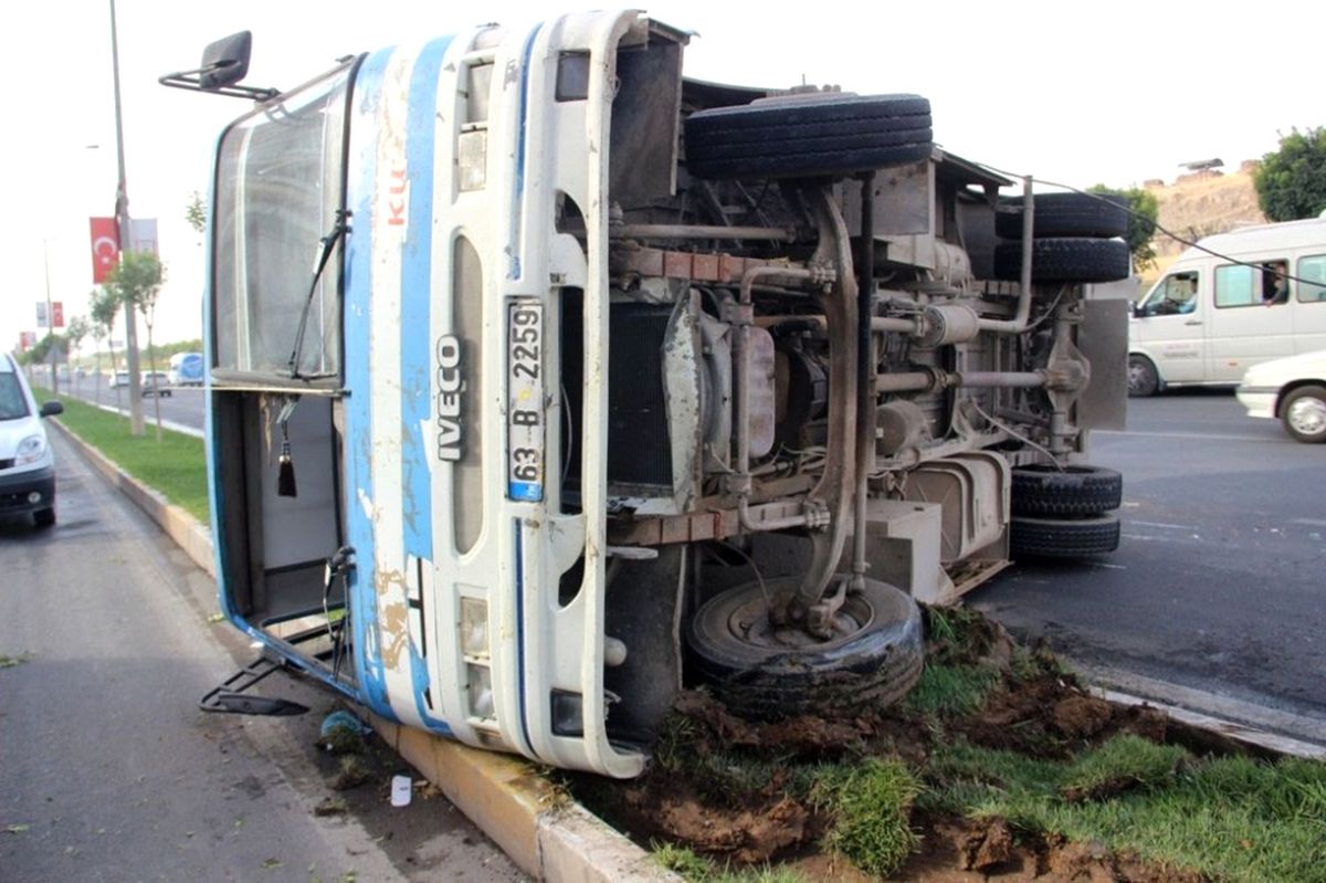 Yolcu Minibüsü Takla Attı: 2 Yaralı