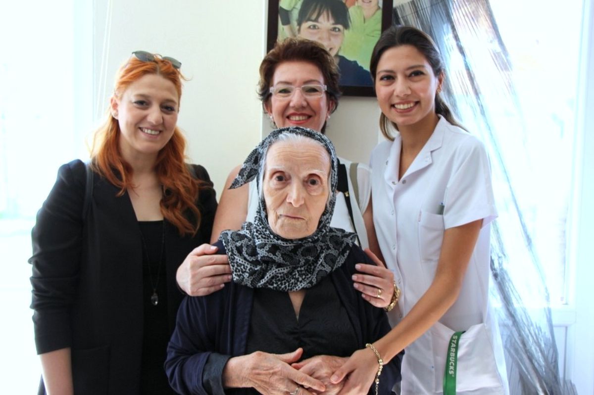 Acıbadem\'den Tepebaşı Belediyesi Yaşam Köyü Alzheimer Evlerine Ziyaret