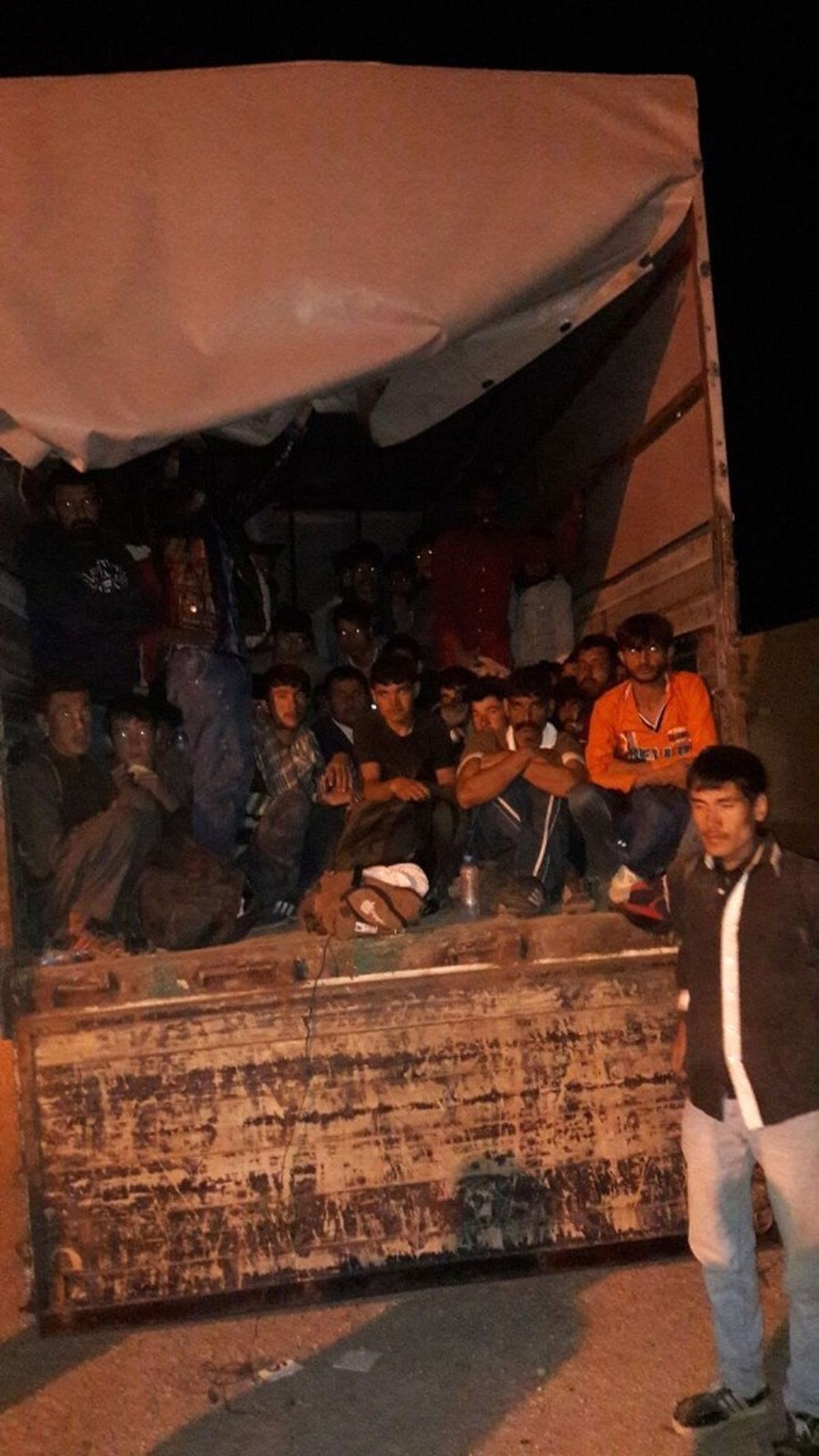 Ağrı\'da Kamyonet Kasasında 93 Kaçak Göçmen Yakalandı