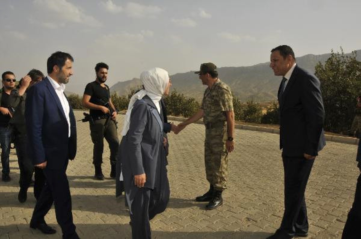 AK Parti\'li Kan, Şemdinli\'de Teröristlerin Vurduğu Sığınmacılarla Görüştü
