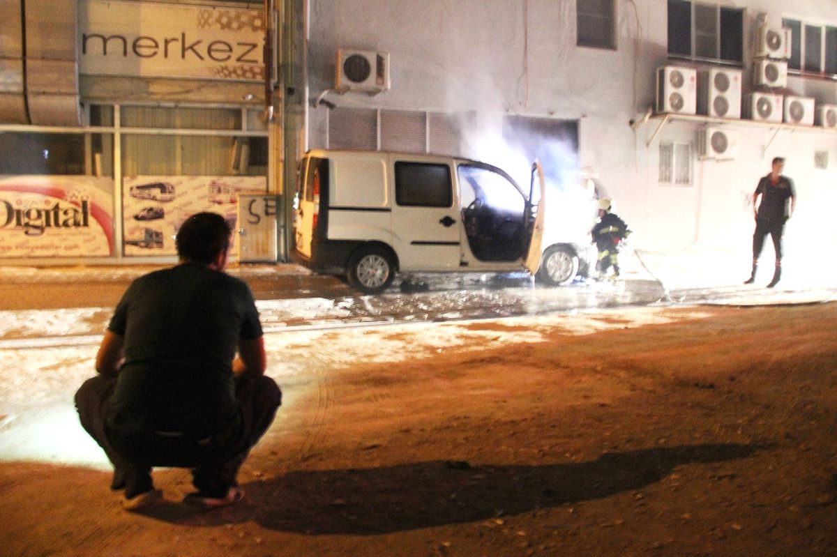Alev Alev Yanan Aracını Çaresizce Seyretti