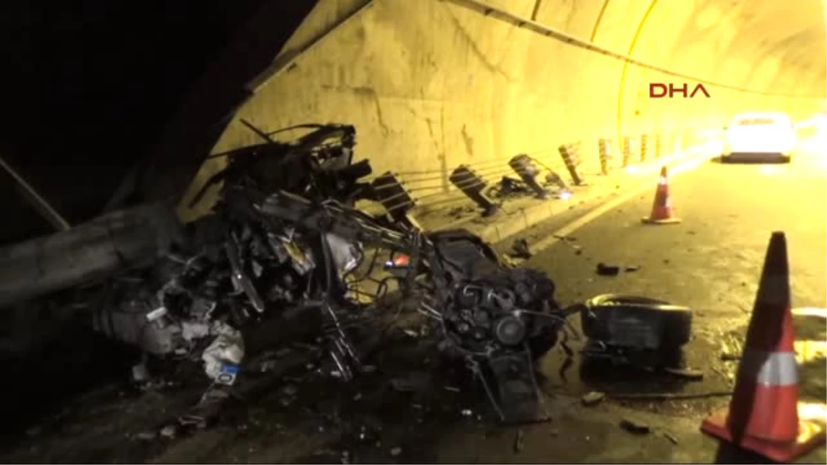 Antalya Otomobil Tünelde Bariyere Çarptı 2 Ölü, 1 Yaralı