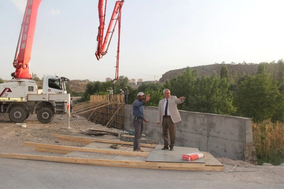 Başkan Karayol Yol Yapım Çalışmalarını Yerinde İnceledi