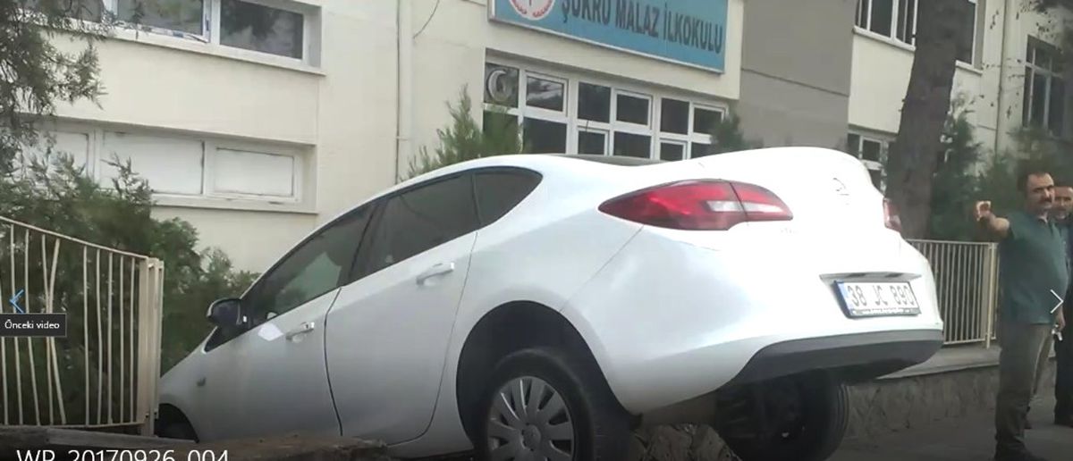 Direksiyon Hakimiyeti Kaybolan Otomobil Okul Bahçesine Girdi