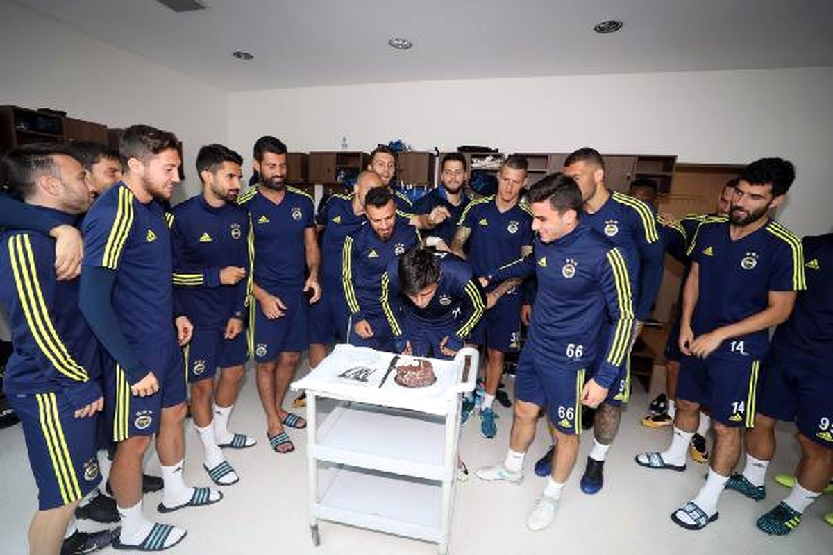 Eljif Elmas, 18. Yaşını Takım Arkadaşlarıyla Kutladı