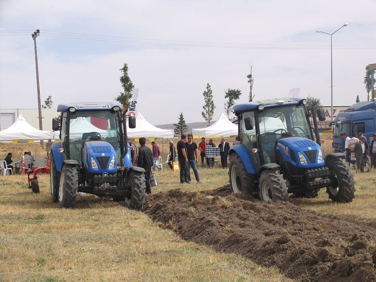 Erzurum\'lu Çiftçiler Tarım ve Teknoloji Road Show Saha Etkinliğinde Bir Araya Geldi