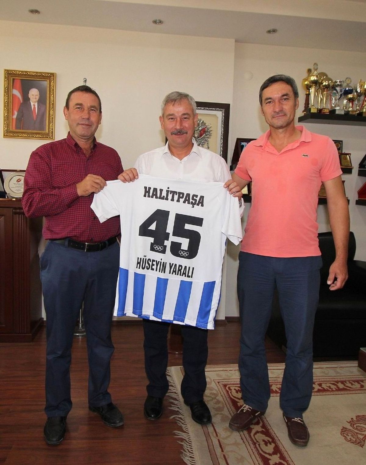 Halitpaşaspor, Başkan Yaralı\'ya Forma Hediye Etti