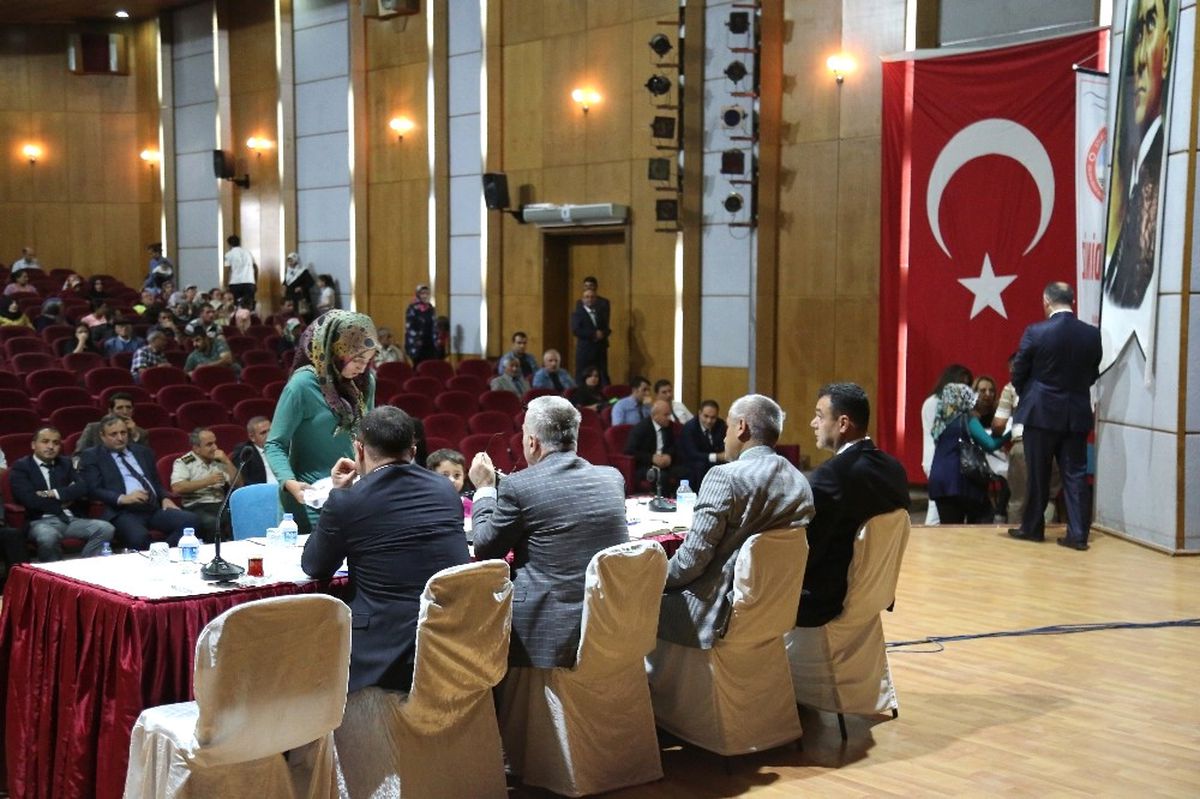 Halk Toplantısı Vali Kamçı Başkanlığında Yapıldı