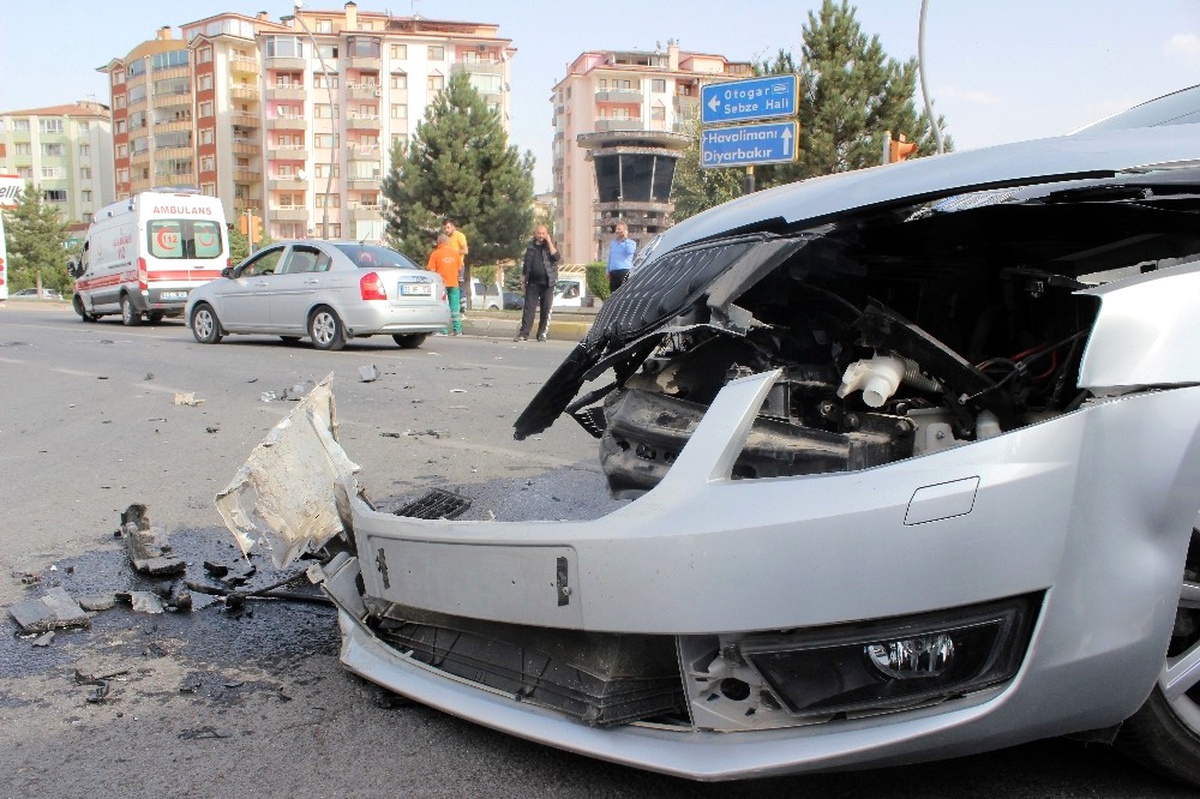 Kaza Yapan Ambulansın Görevlileri, Şoku Atlatıp Yaralıya Müdahale Etti