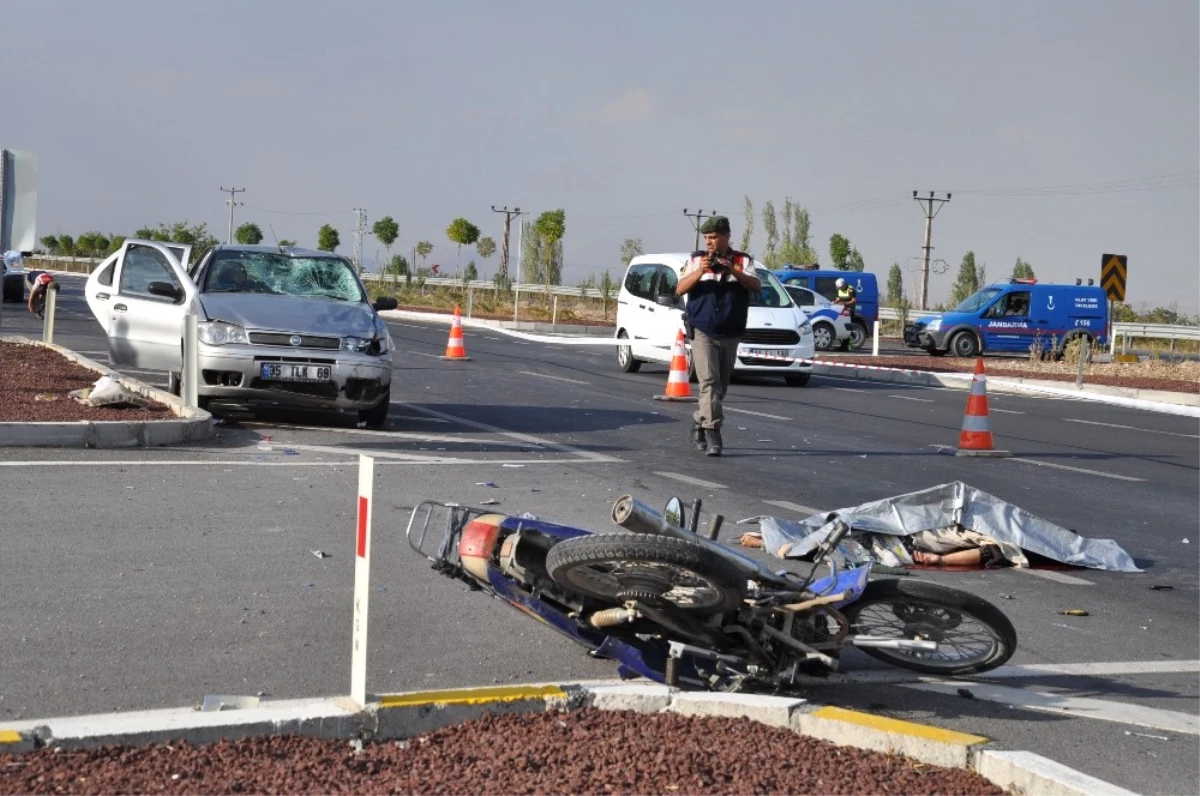 Konya\'da Otomobil ile Motosiklet Çarpıştı: 1 Ölü, 4 Yaralı