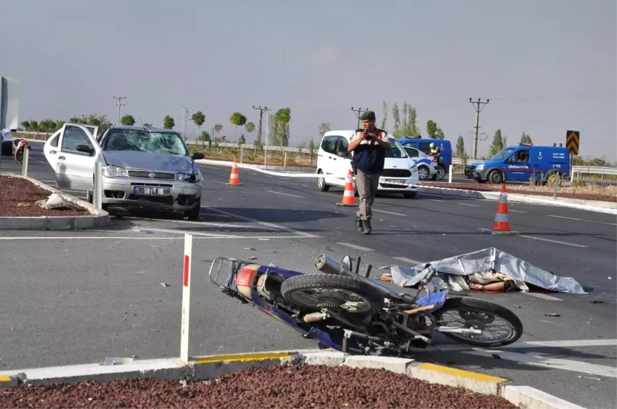 Konya\'da Otomobil ile Motosiklet Çarpıştı: 1 Ölü, 4 Yaralı