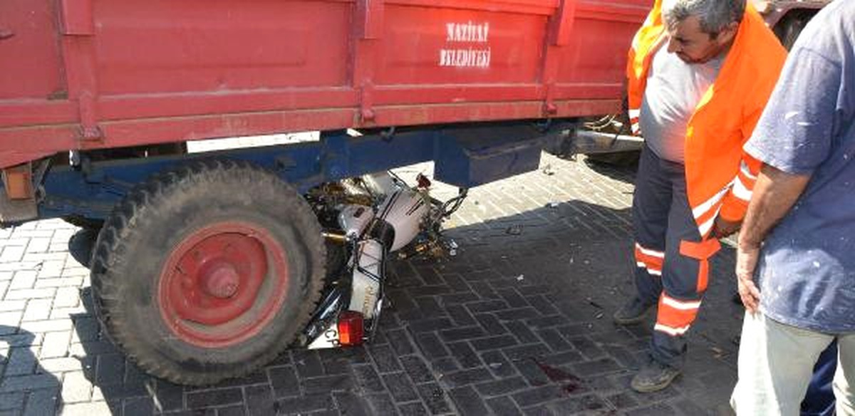 Motosikletle Polisten Kaçarken Traktöre Çarptılar: 2 Yaralı