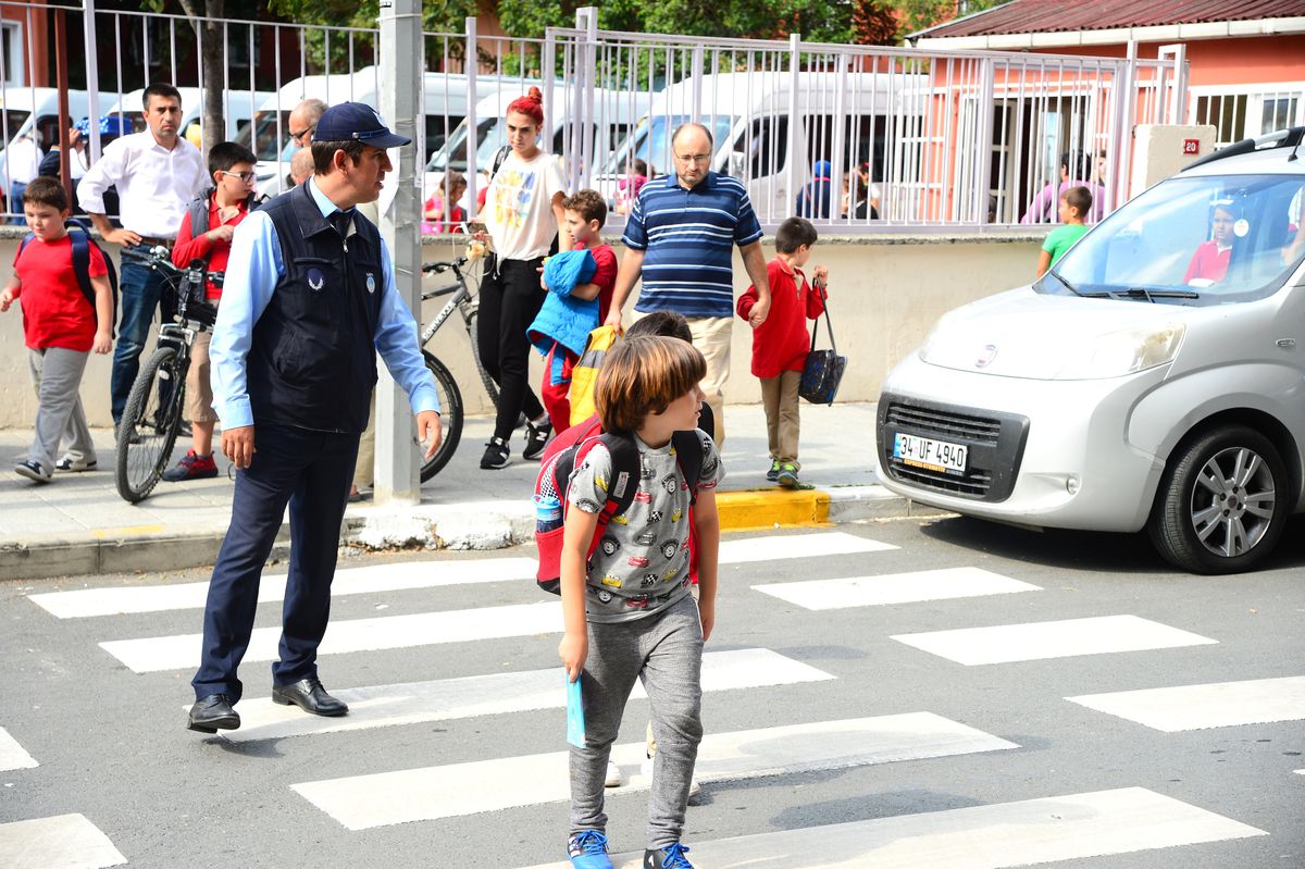 Okul Giriş Çıkışlarında Çocuklar Zabıtalara Emanet