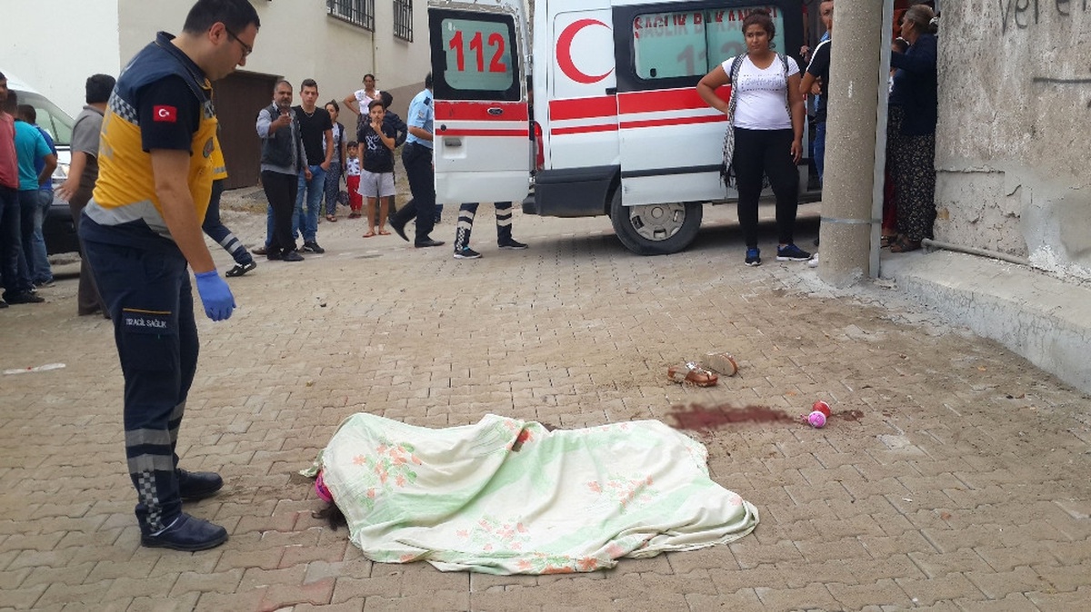 Okul Yolunda Anne ve Kızına Silahlı Saldırı