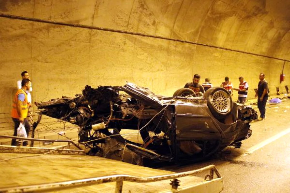 Otomobil, Tünel Girişinde Bariyerlere Çarpıp İkiye Ayrıldı: 2 Ölü, 1 Yaralı