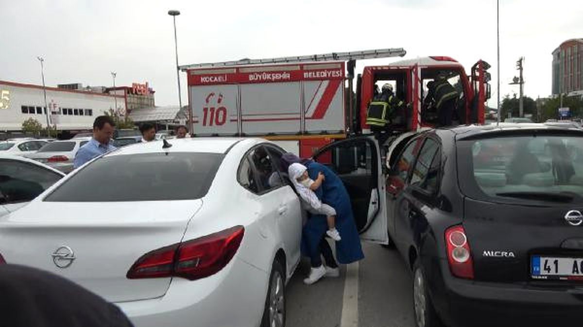 Otomobilde Mahsur Kalan Bebek, Cam Kırılarak Kurtarıldı