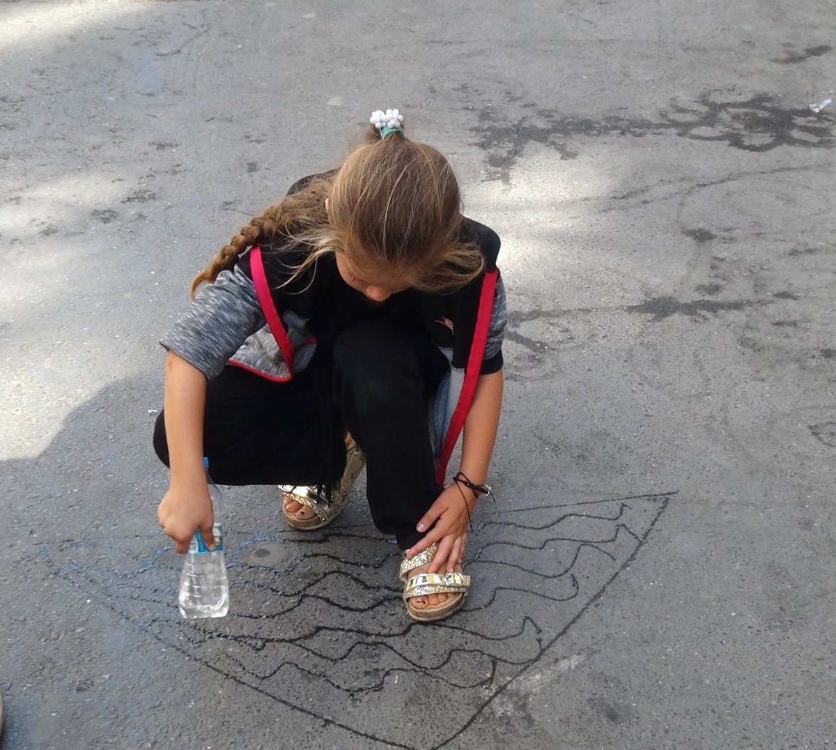 Suriyeli Çocuklardan İstiklal Caddesi\'nde Su ile Sanat