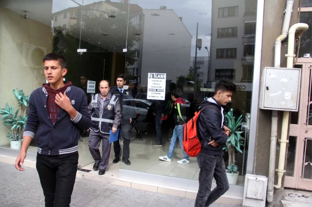 Polisler İnternet Kafede Yakaladığı Öğrencileri Okula Yolladı