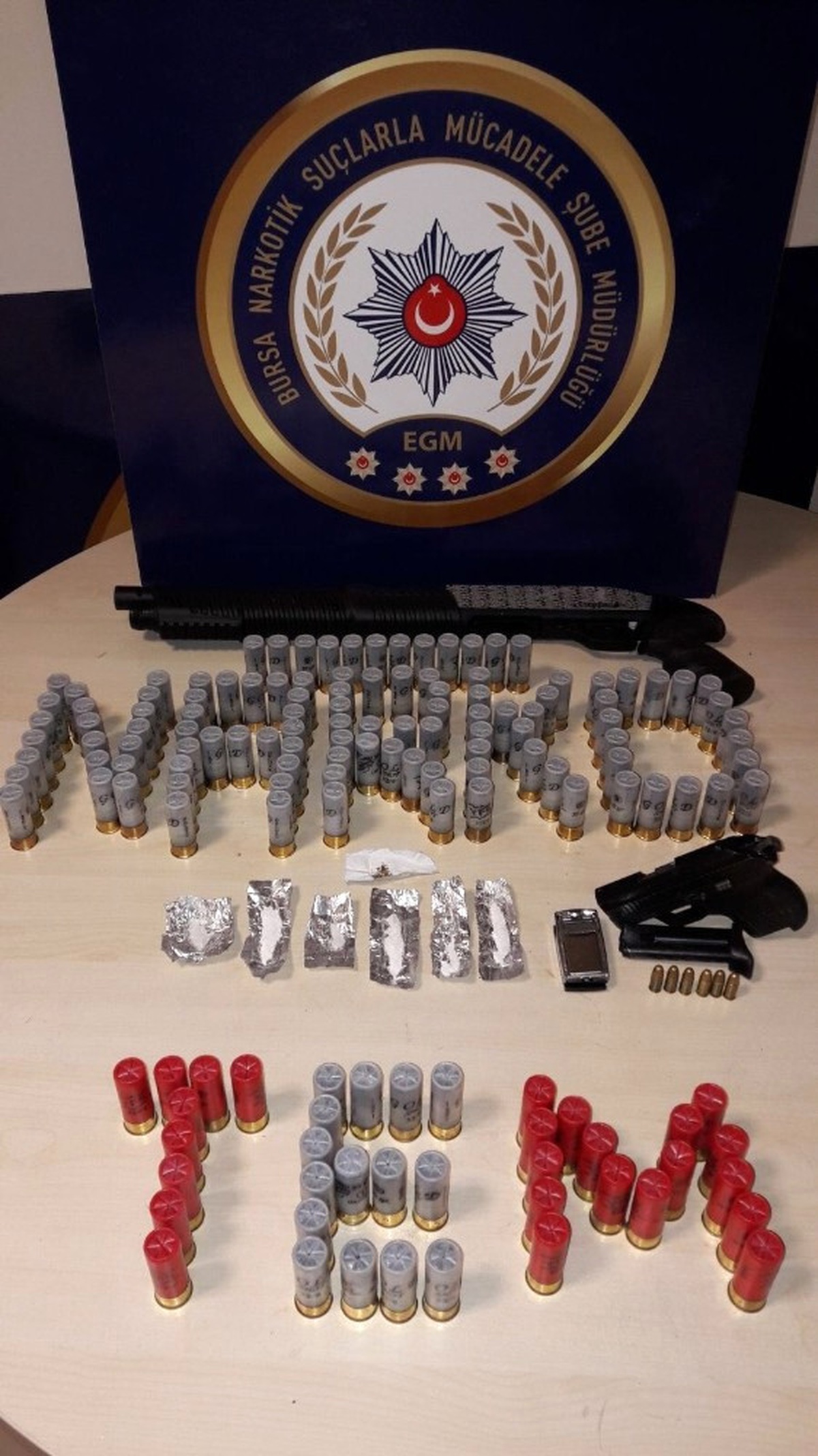 Polisler Zehir Tacirlerinin Evine Kapıyı Kırarak Girdi