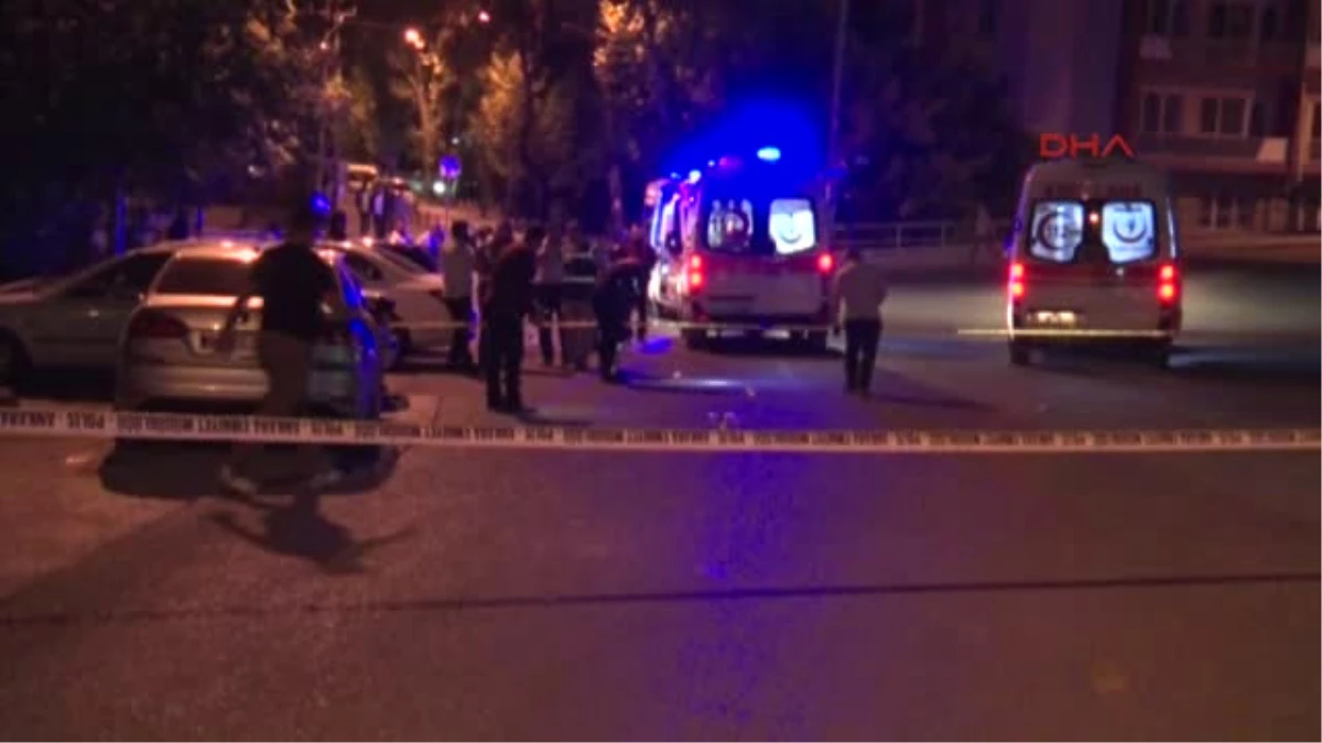 Şehir Magandaları Kavgayı Ayırmak İsteyen Polisi Tabancasıyla Yaraladılar