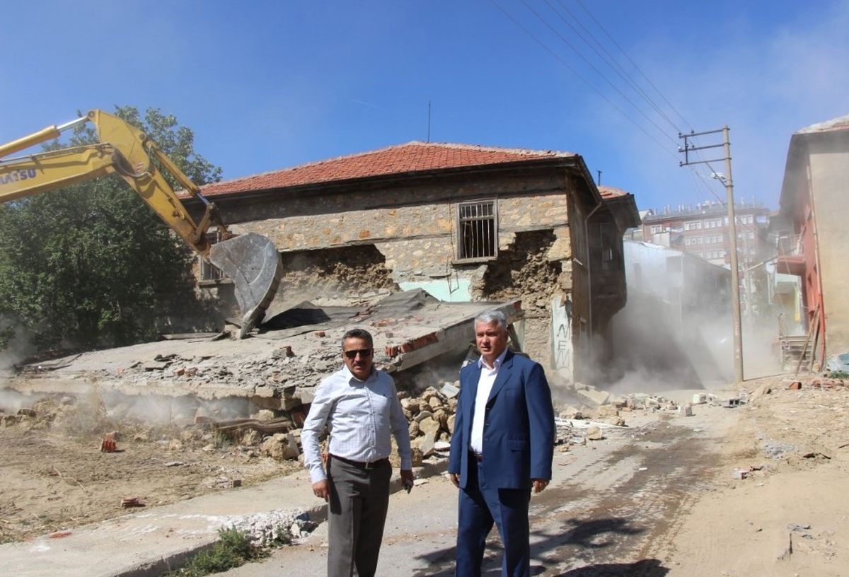 Seydişehir\'de Metruk Binalar Yıkılıyor