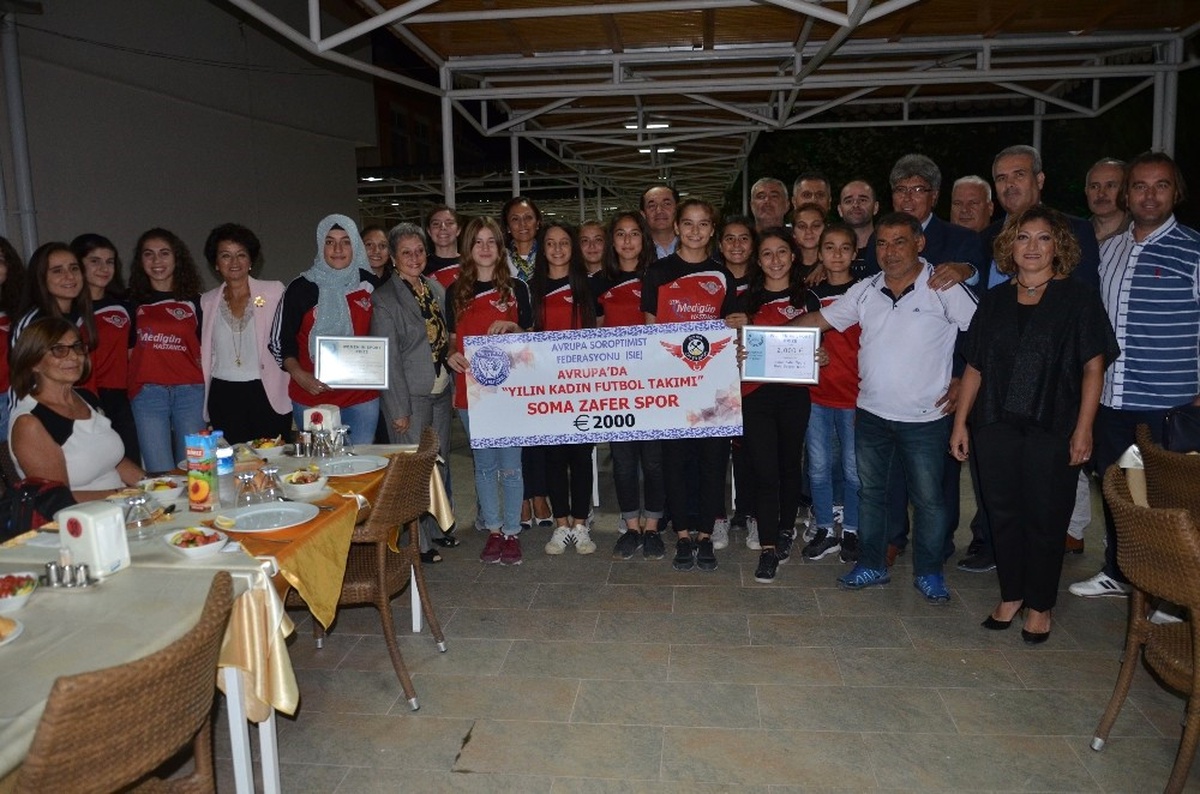 Soma Zafer Spor Avrupa\'da Yılın Kadın Futbol Takımı Seçildi
