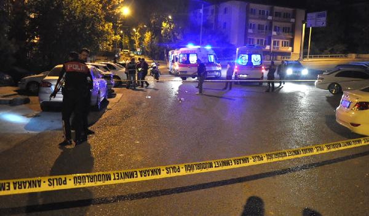 Şşehir Magandaları Kavgayı Ayırmak İsteyen Polisi Tabancasıyla Yaraladılar