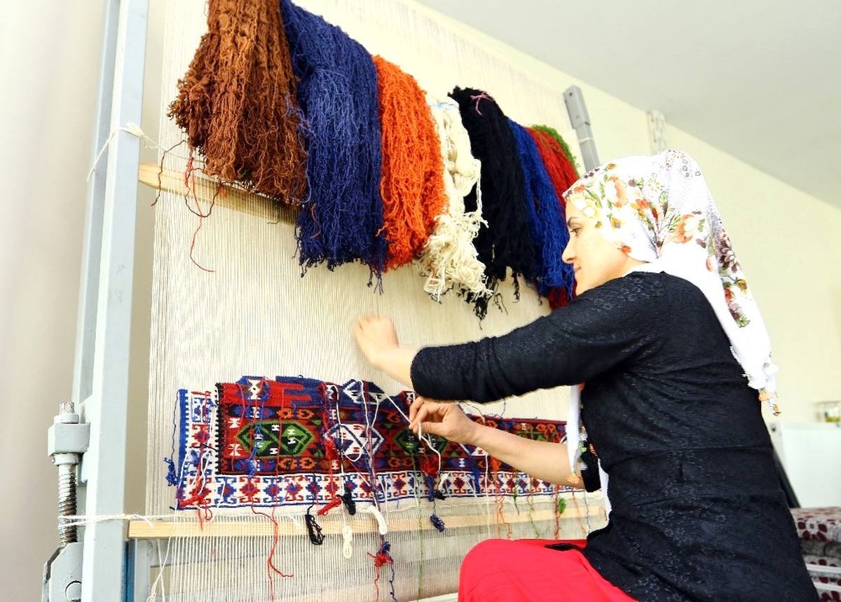 Tarihi Van Kilimleri Onların Ellerinde Hayat Buluyor