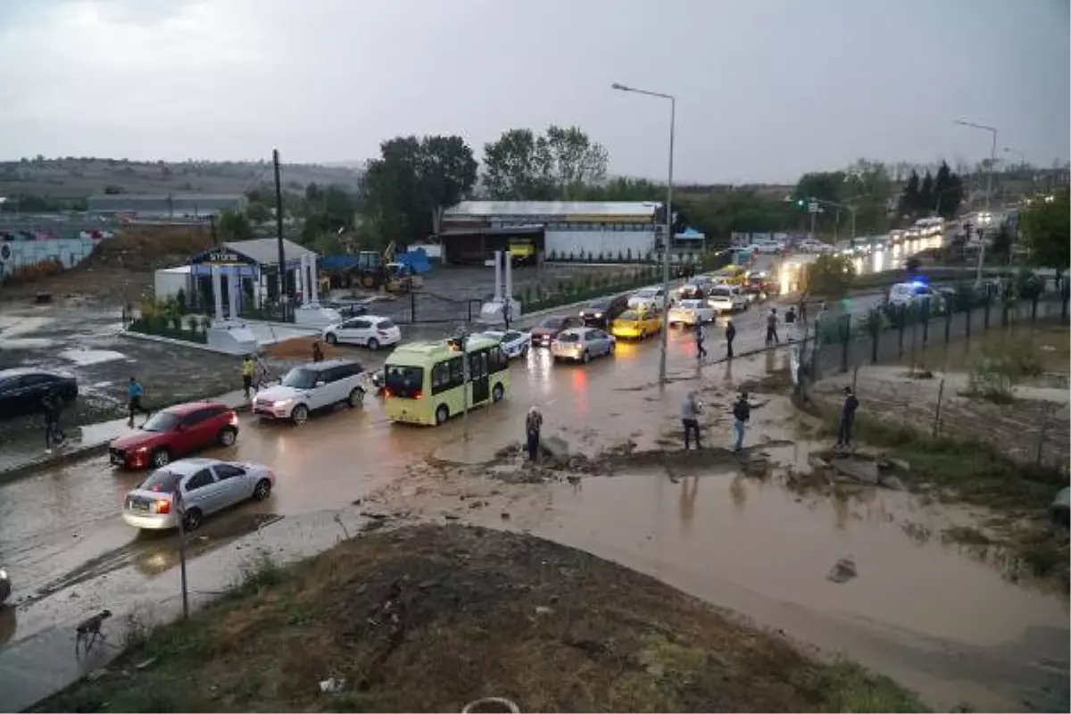 Tekirdağ\'da Sağanak Yağış Hayatı Olumsuz Etkiledi
