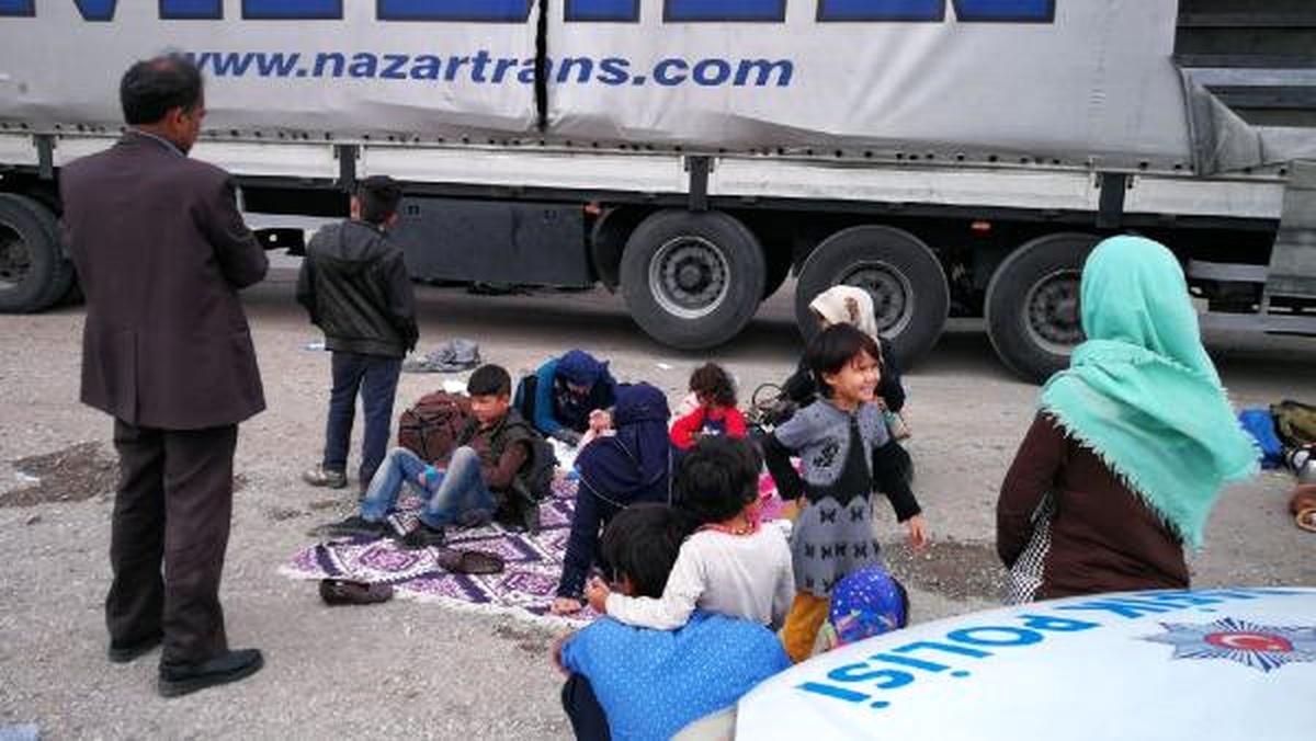 Tır Dorsesinde Avrupa\'ya Kaçmak İsteyen 200 Göçmen Yakalandı