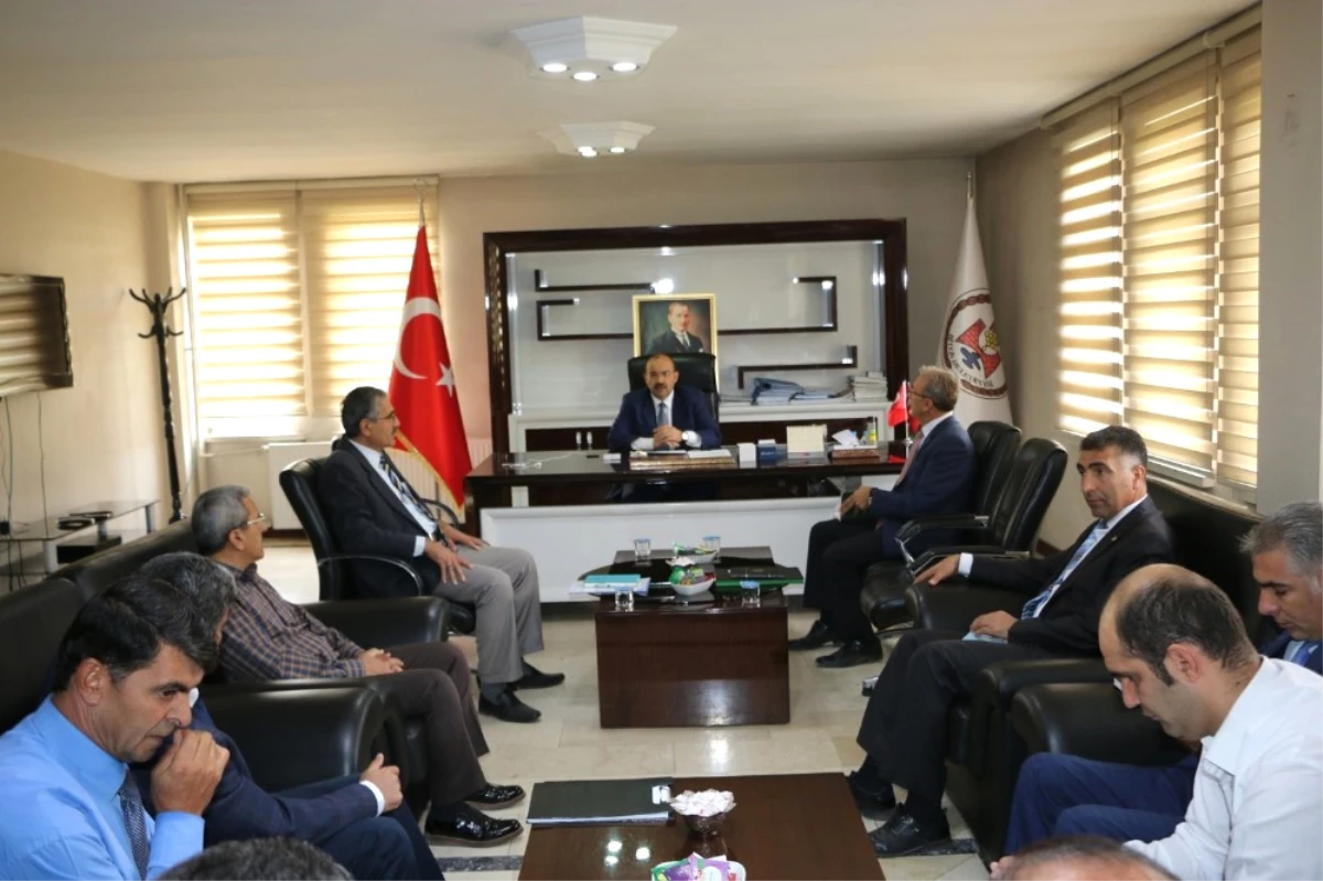 Vali Ustaoğlu, Belediye Personeliyle Bir Araya Geldi