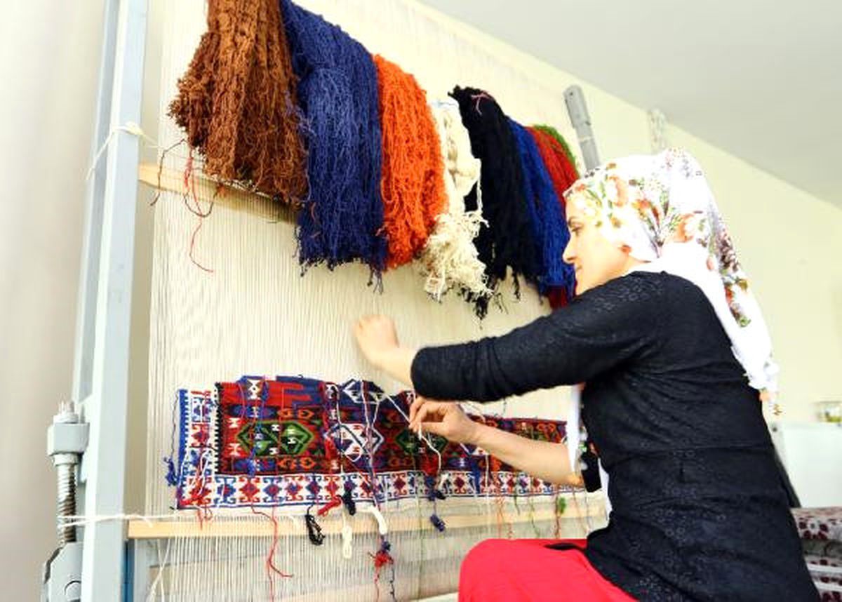 Van\'da Kurulan Kilim Atölyelerinde 80 Kadın Çalışıyor