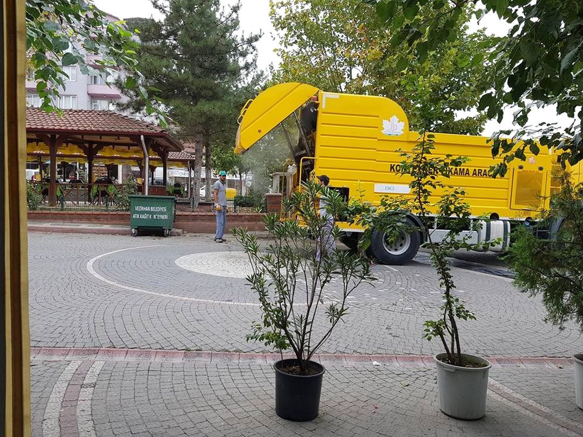 Vezirhan\'da Çöp Konteynırları Temizleniyor