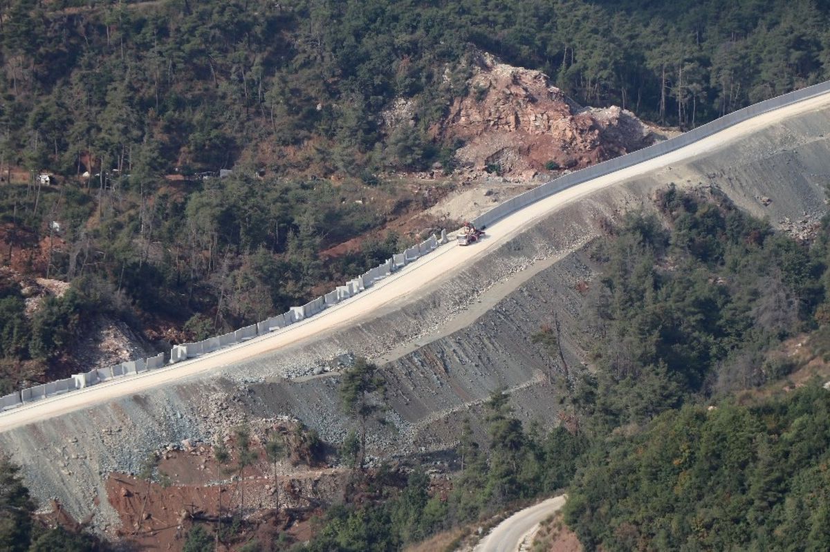 Yayladağı\'nda Suriye Sınırına Güvenlik Duvarı
