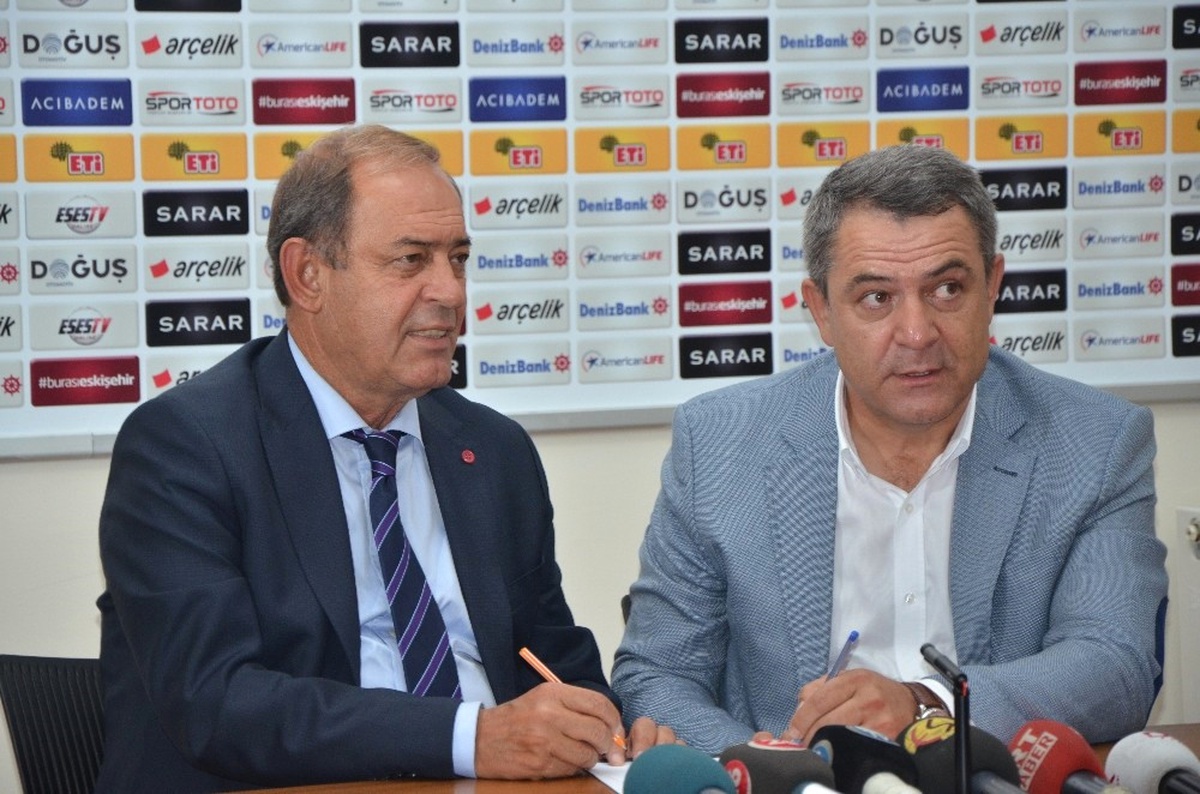 Yücel İldiz Eskişehirspor\'a 1 Yıllık İmzayı Attı