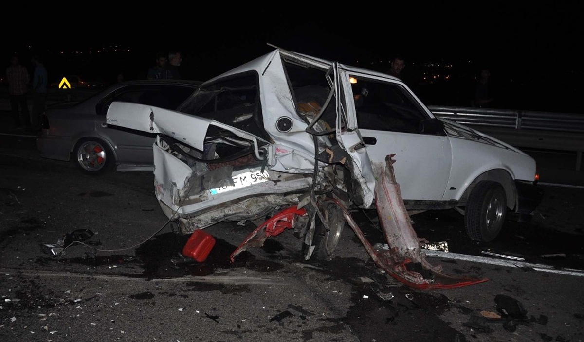 Zincirleme Kazada Otomobil Hurdaya Döndü: 1 Yaralı