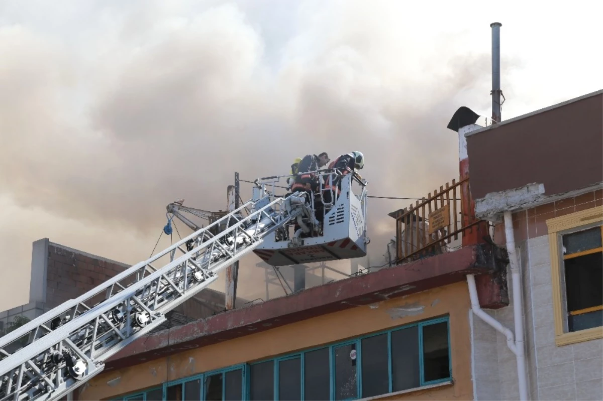 Ankara\'da Medikal Malzeme İmalatı Yapan İş Yerinde Korkutan Yangın