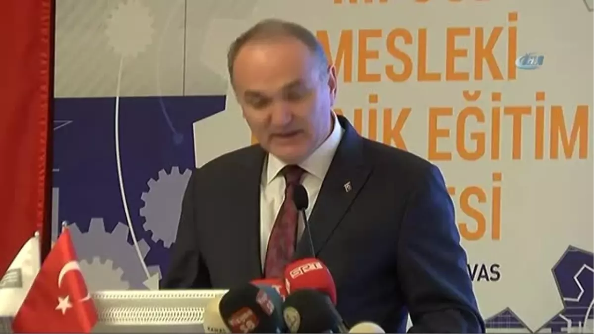 Bakan Faruk Özlü Mesleki ve Teknik Eğitim Zirvesi\'ne Katıldı