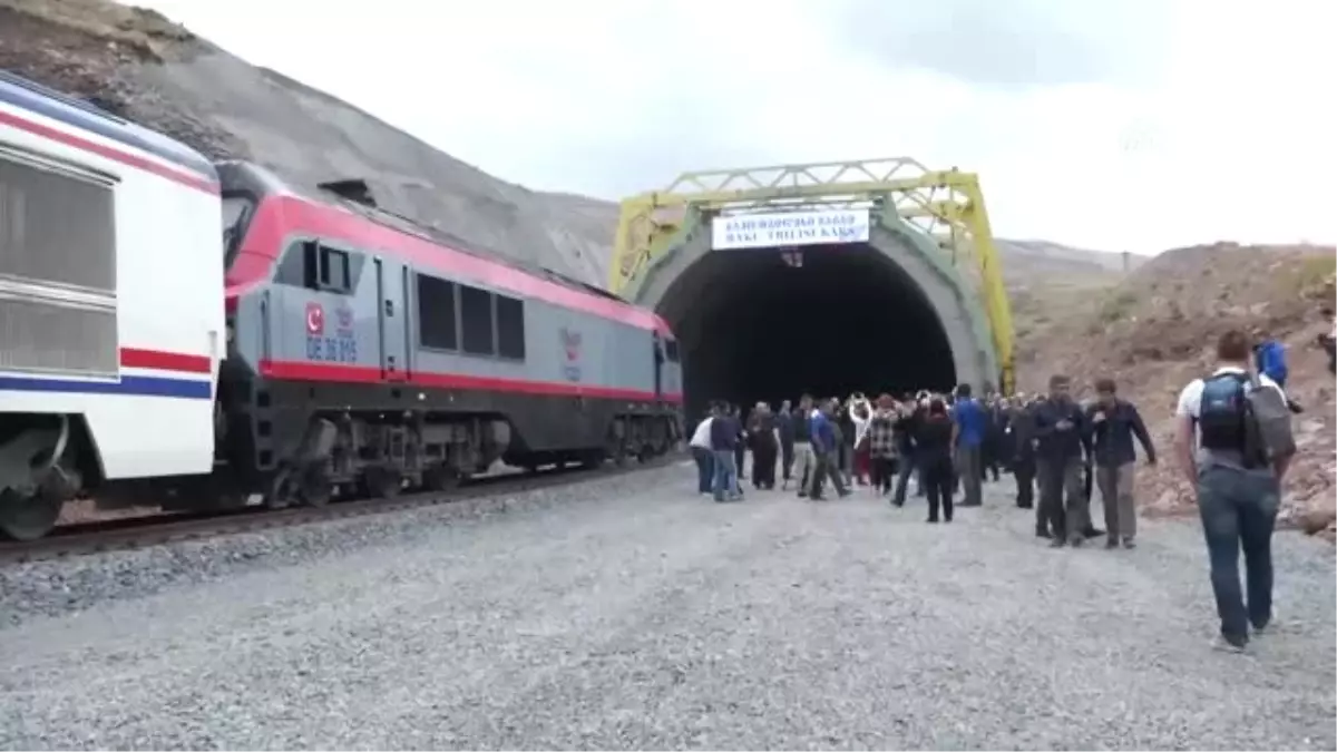 Bakü-Tiflis-Kars Demiryolu Projesi\'nde İlk Test Sürüşü Gerçekleştirildi