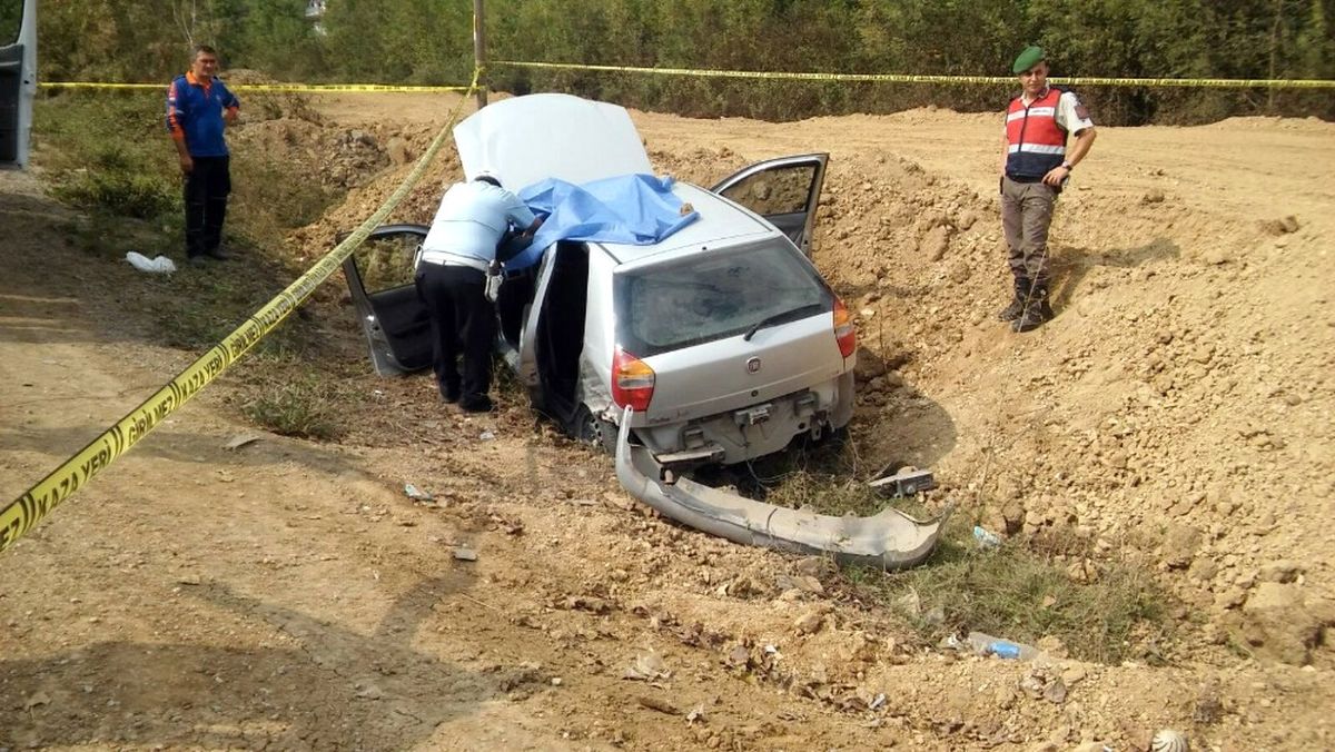 Bartın\'da Kamyon ile Otomobil Çarpıştı: 1 Ölü, 4 Yaralı