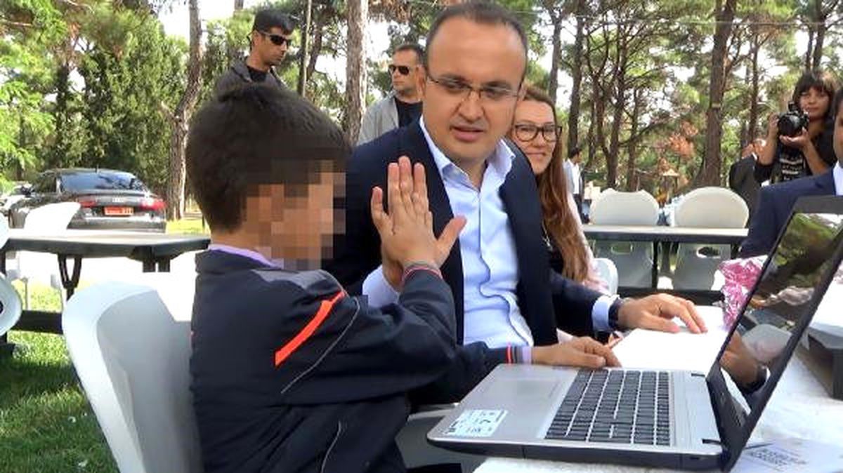 Bayramiçli Öğrenci Laptop Hediyesini Alırken, Okul Müdürü de İntihara Kalkıştı